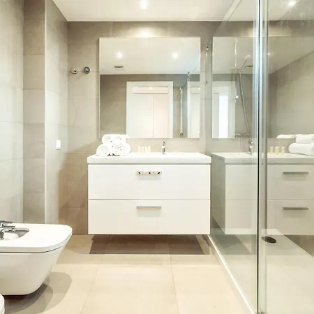 The Escape - Poolside Retreat Apartment