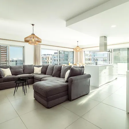 The Escape - Poolside Retreat Apartment